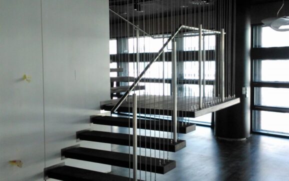 Stalowe schody ze szklaną balustradą