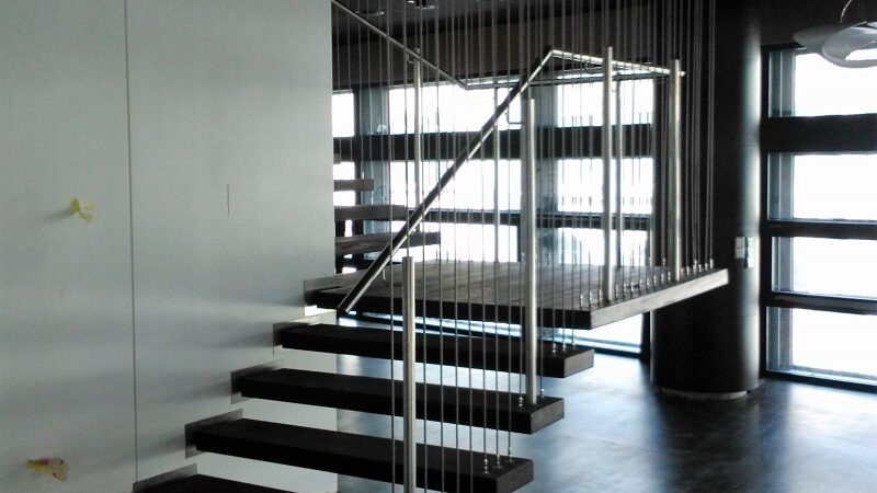 Stalowe schody ze szklaną balustradą